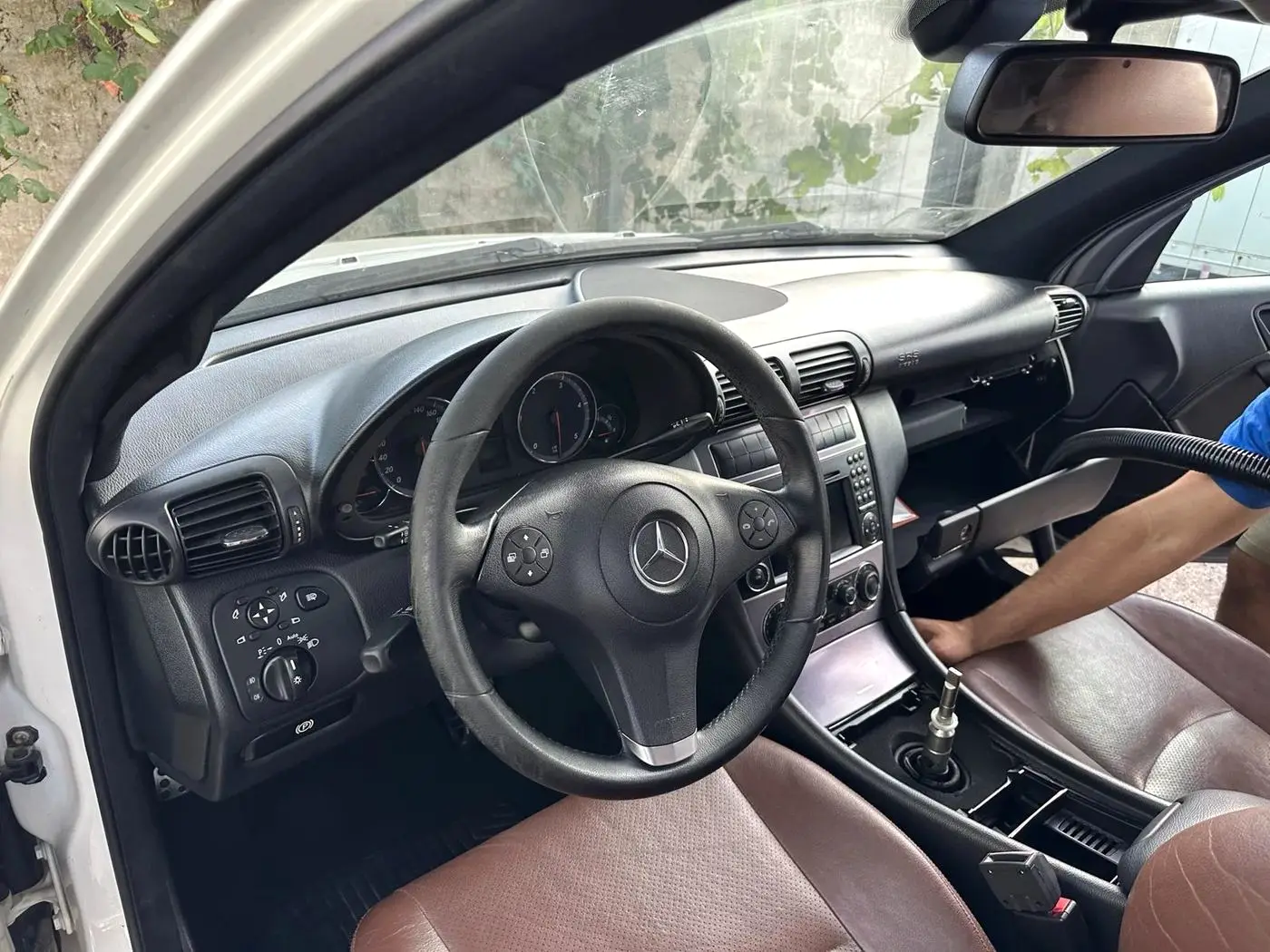 Sedili e interni in pelle trattati con prodotti specifici di Car Detailing Sedili e interni in pelle trattati con prodotti specifici di Car Detailing