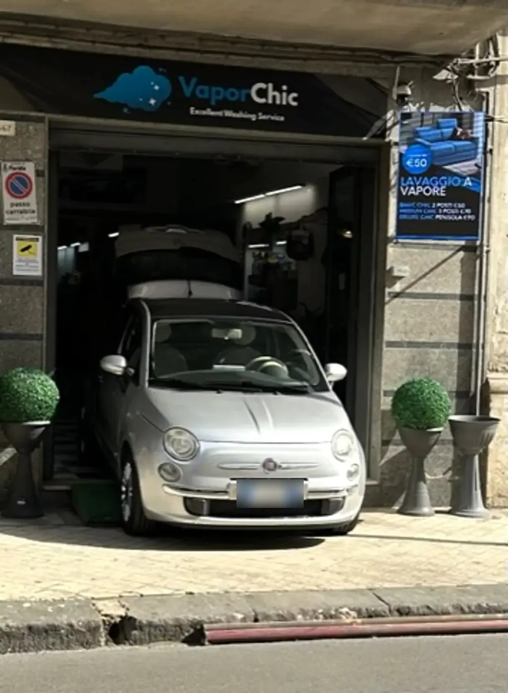 Lavaggio esterno a vapore a domicilio di un'autovettura eseguito da VaporChic Lavaggio esterno a vapore a domicilio di un'autovettura eseguito da VaporChic