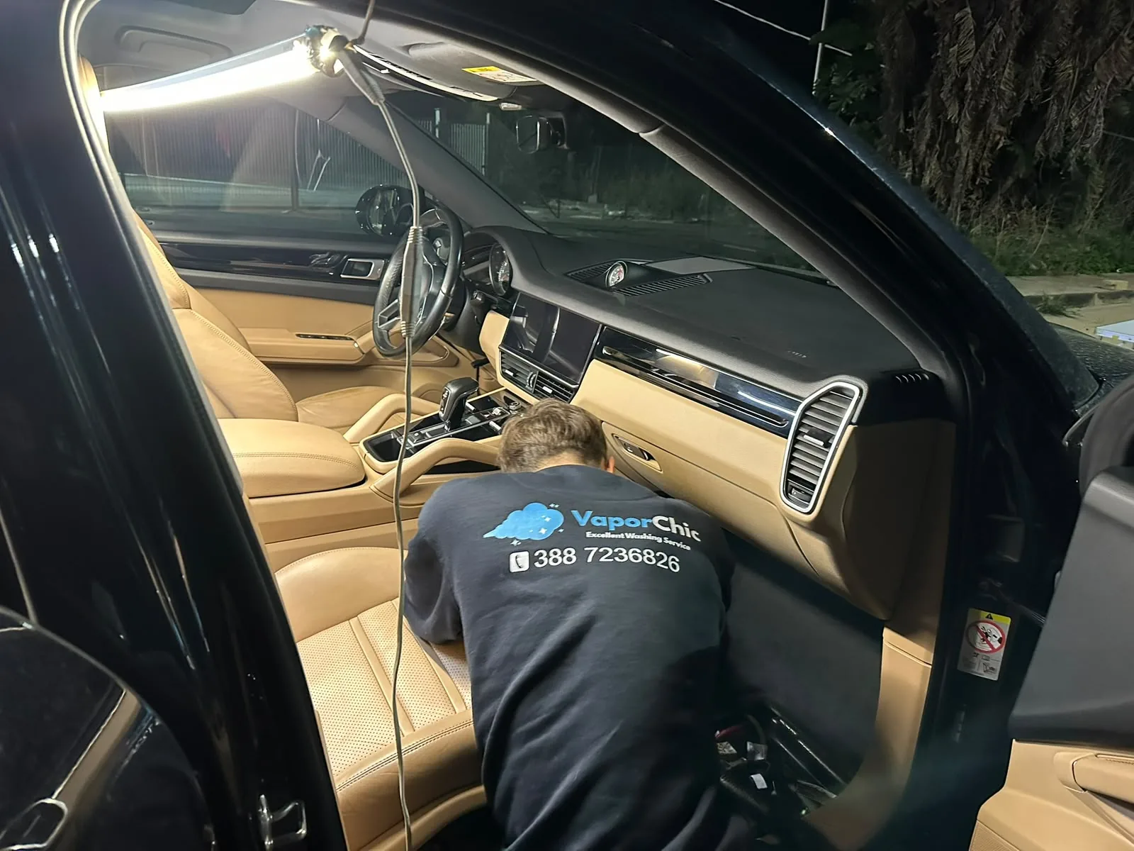 Operatore VaporChic durante un trattamento di Car Detailing sul cruscotto di un'auto Operatore VaporChic durante un trattamento di Car Detailing sul cruscotto di un'auto