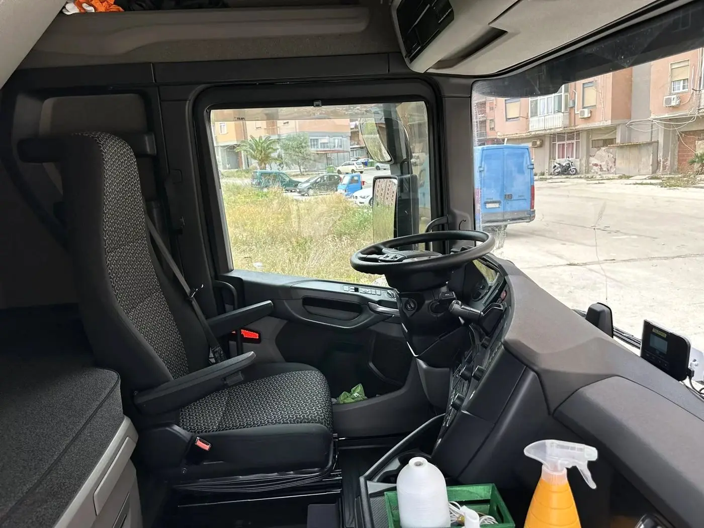 Sanificazione professionale degli interni della cabina di un furgone Sanificazione professionale degli interni della cabina di un furgone