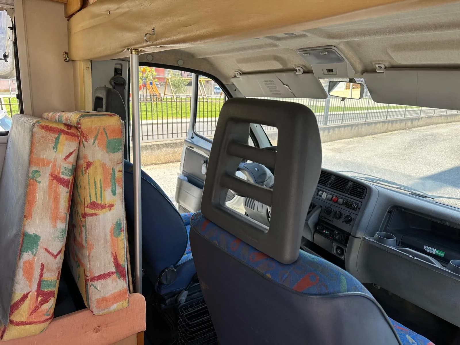 Cabina guida e cuscini dinette di un camper durante la sanificazione a vapore Cabina guida e cuscini dinette di un camper durante la sanificazione a vapore