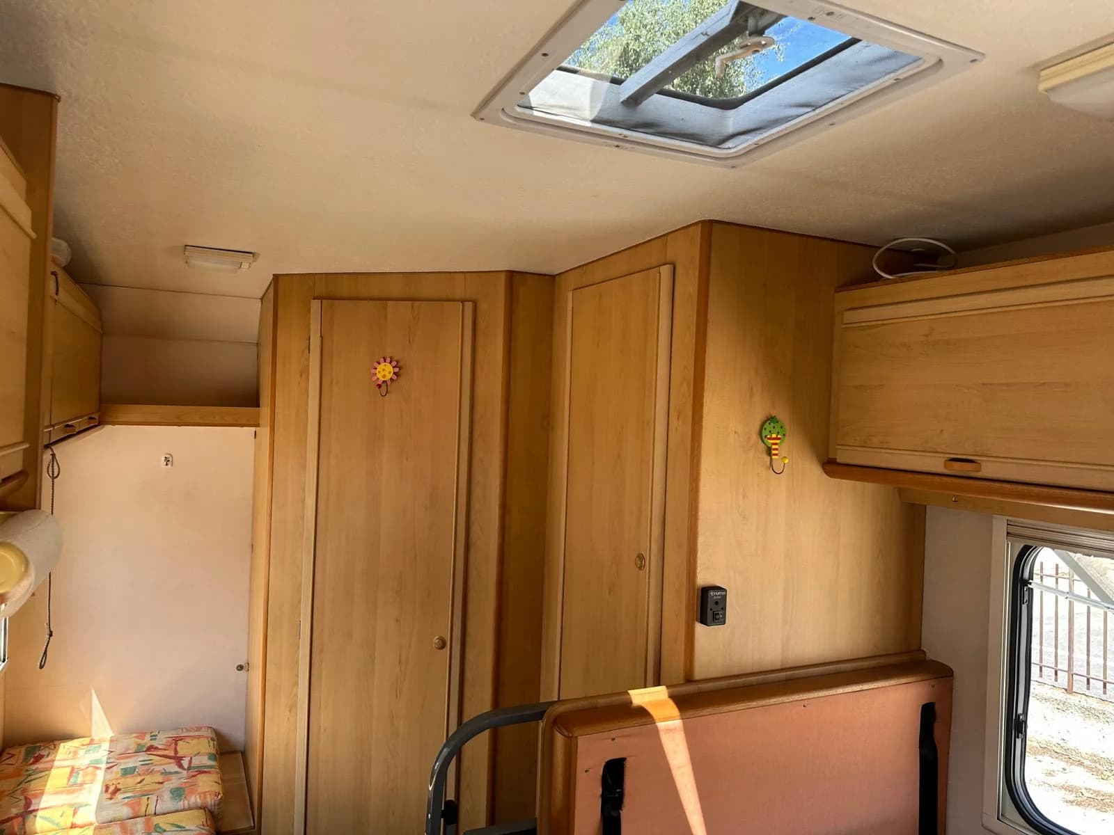 Interni in legno, oblò e dinette di un camper puliti e sanificati da VaporChic Interni in legno, oblò e dinette di un camper puliti e sanificati da VaporChic