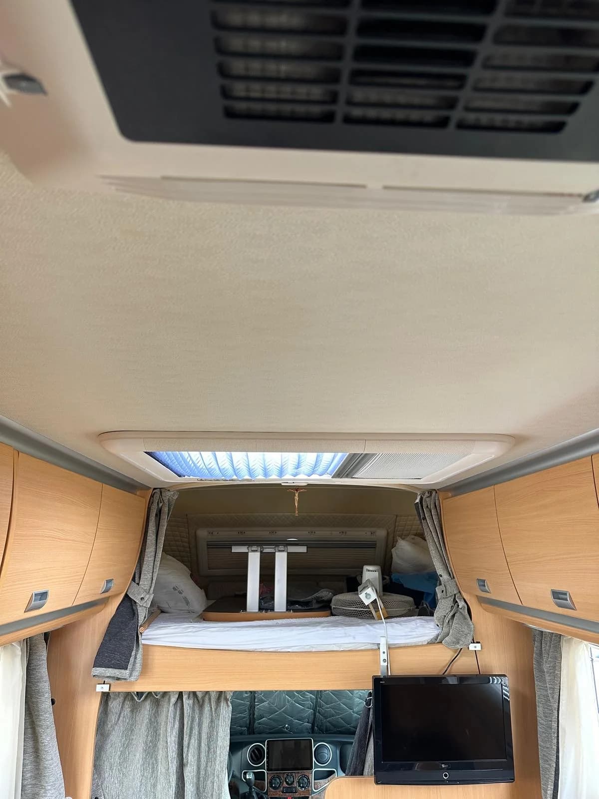Interno camper con mansarda letto, tendaggi e cabina sanificati a vapore e ozono da VaporChic Interno camper con mansarda letto, tendaggi e cabina sanificati a vapore e ozono da VaporChic