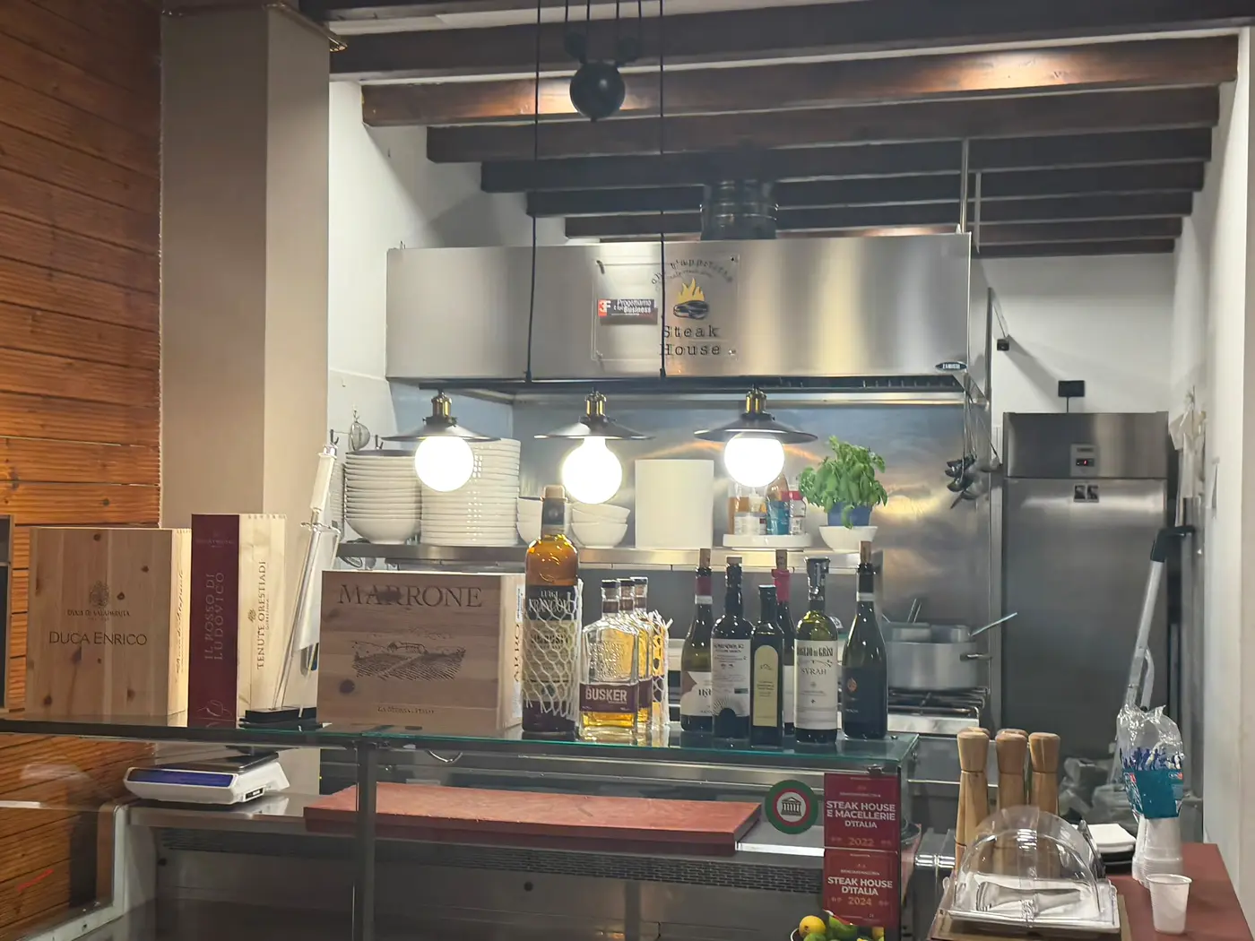 Cappa aspirante in acciaio inox in cucina di steakhouse Cappa aspirante in acciaio inox in cucina di steakhouse