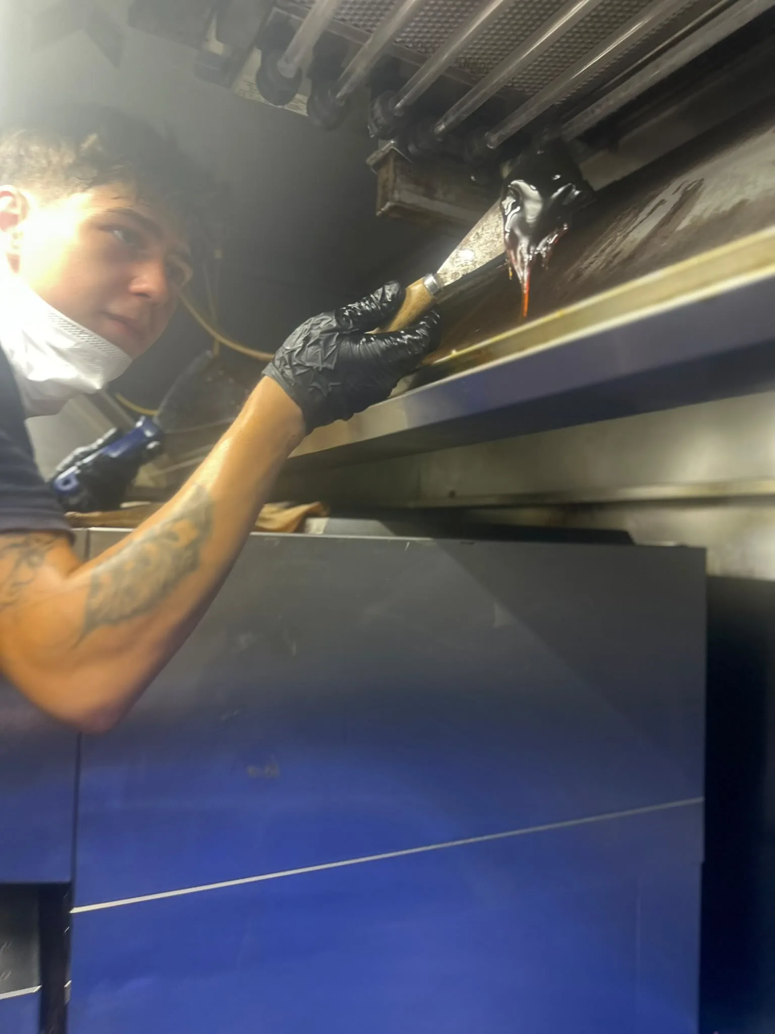 Operatore CleanChic durante la sgrassatura a vapore dei filtri di una cappa professionale Operatore CleanChic durante la sgrassatura a vapore dei filtri di una cappa professionale