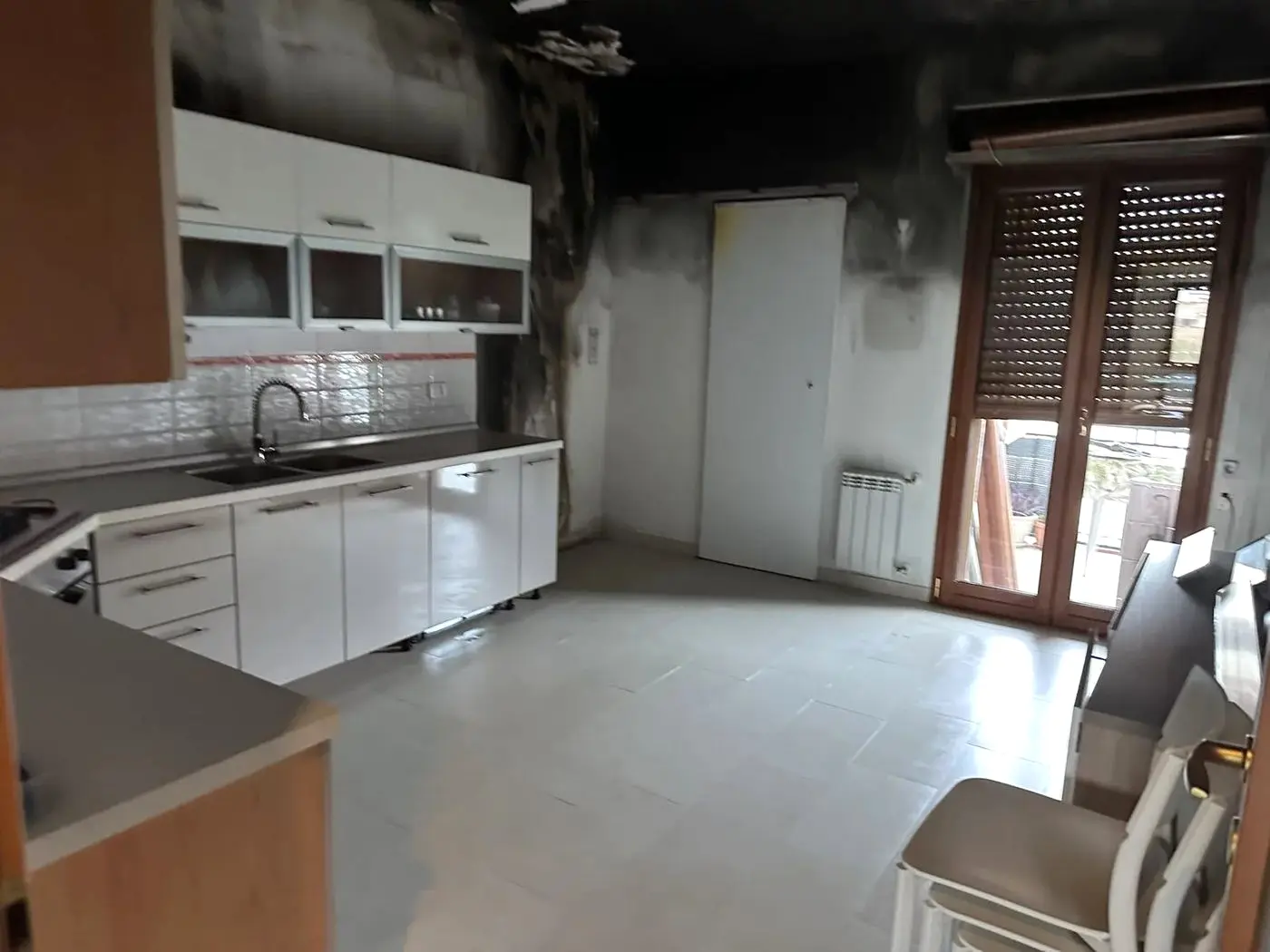 Cucina annerita dal fumo prima dell'intervento di bonifica e pulizia post incendio Cucina annerita dal fumo prima dell'intervento di bonifica e pulizia post incendio