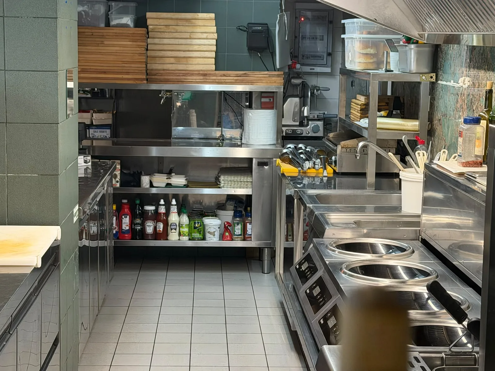 Banchi e linee in acciaio inox di una cucina di ristorante Banchi e linee in acciaio inox di una cucina di ristorante