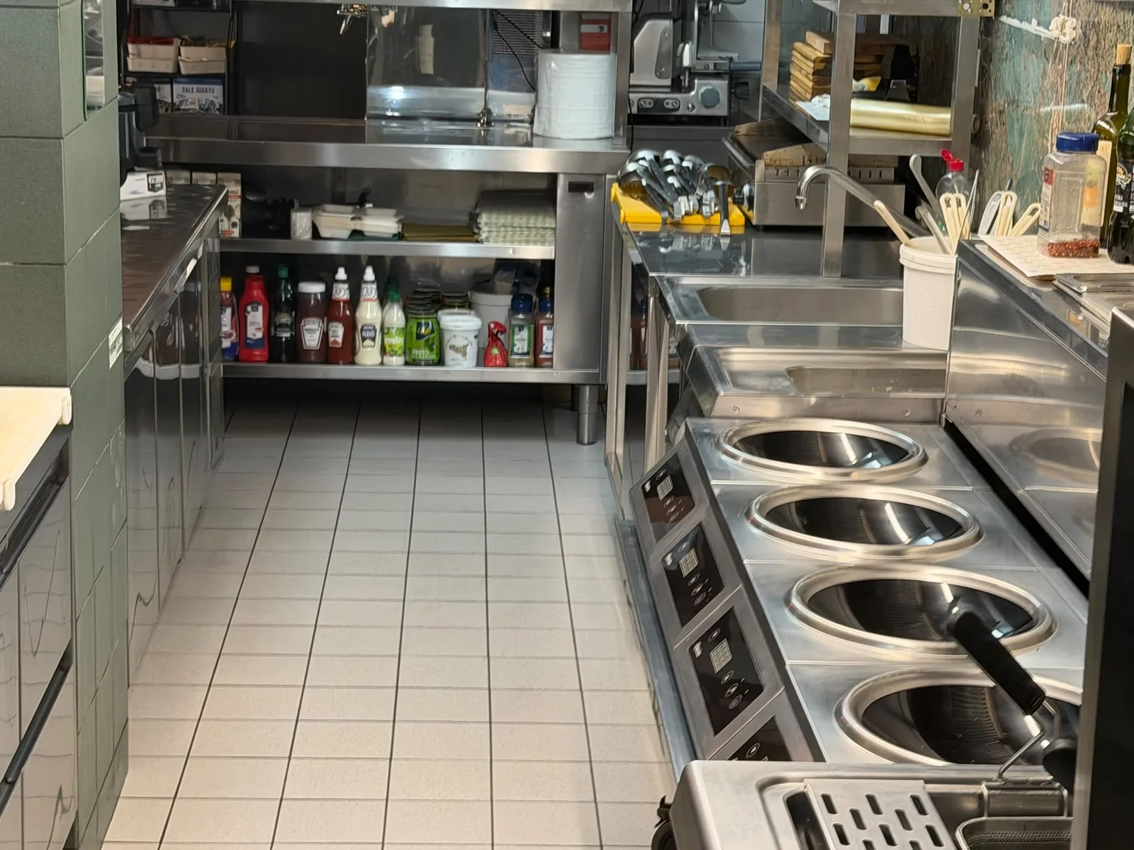 Cucina professionale di un ristorante sgrassata e tirata a specchio da CleanChic Cucina professionale di un ristorante sgrassata e tirata a specchio da CleanChic