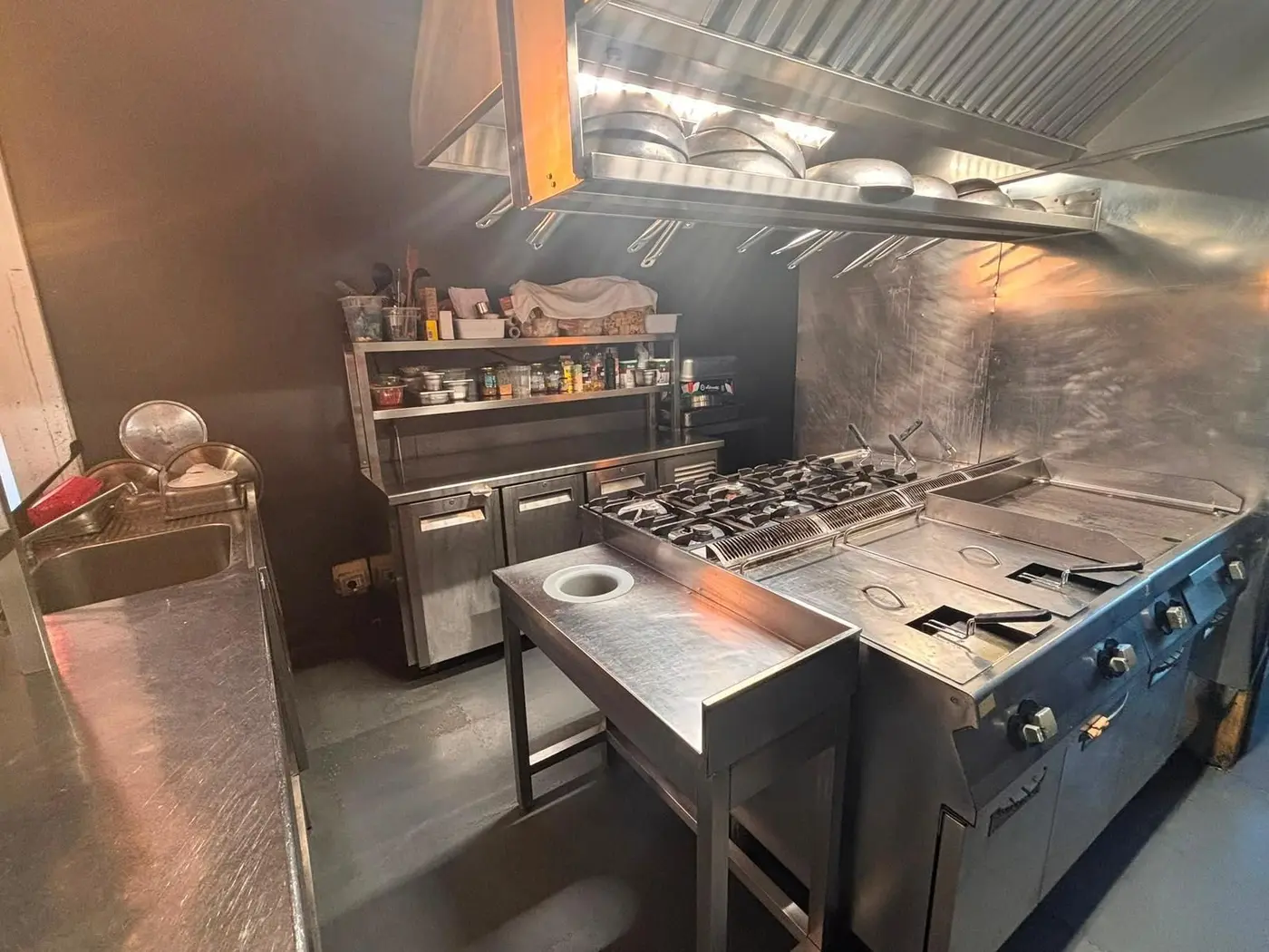 Friggitrici, fuochi e piani in acciaio inox di una cucina professionale dopo la sgrassatura Friggitrici, fuochi e piani in acciaio inox di una cucina professionale dopo la sgrassatura