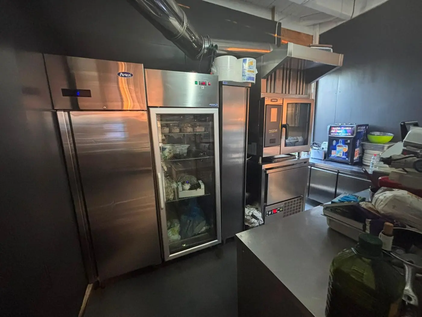 Frigoriferi in acciaio e forno di una cucina professionale dopo la pulizia Frigoriferi in acciaio e forno di una cucina professionale dopo la pulizia