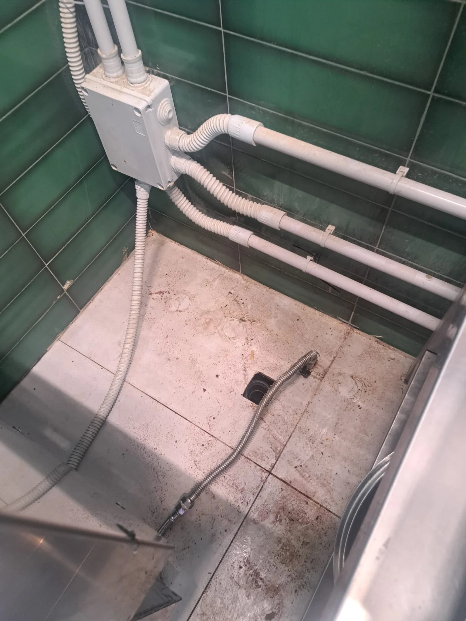 Igienizzazione di pavimenti e scarichi di una cucina Igienizzazione di pavimenti e scarichi di una cucina