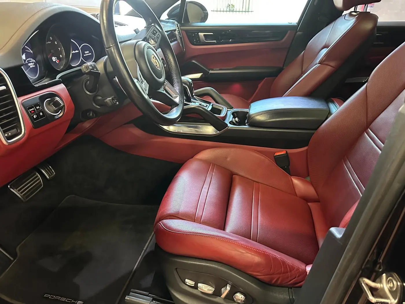 Abitacolo di una Porsche Cayenne con sedili in pelle rossa puliti Abitacolo di una Porsche Cayenne con sedili in pelle rossa puliti