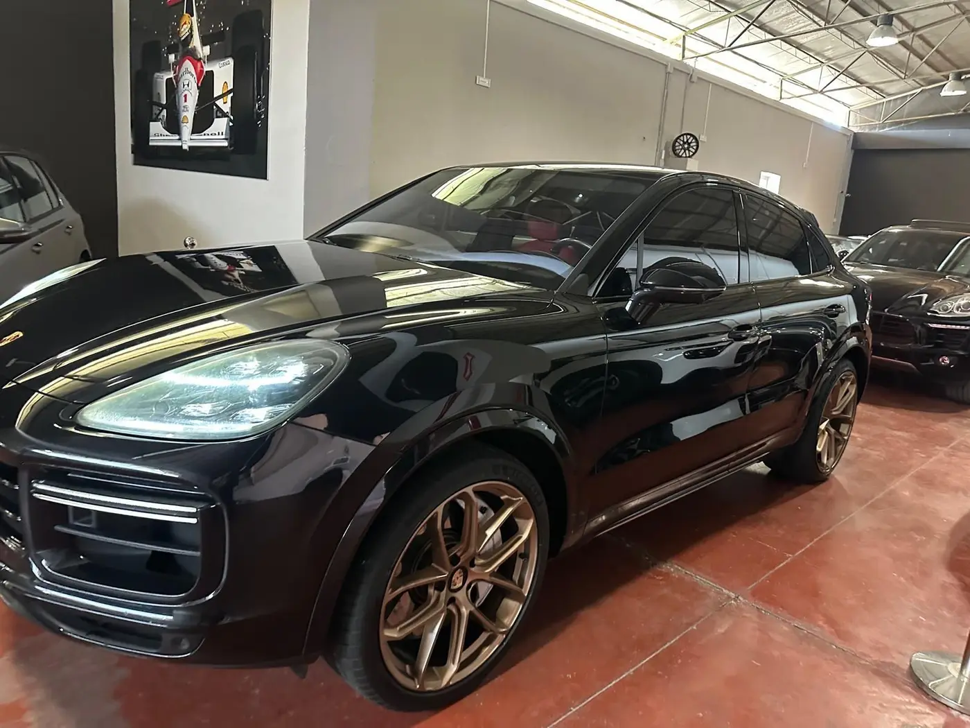 Fiancata lucida di una Porsche Cayenne dopo il detailing Fiancata lucida di una Porsche Cayenne dopo il detailing