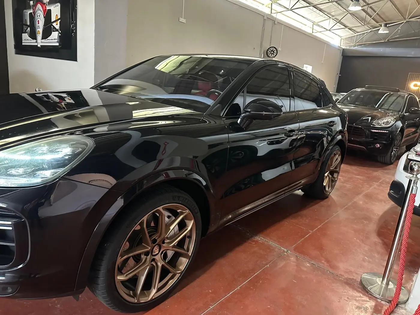 Porsche Cayenne nera dopo il car detailing VaporChic Porsche Cayenne nera dopo il car detailing VaporChic