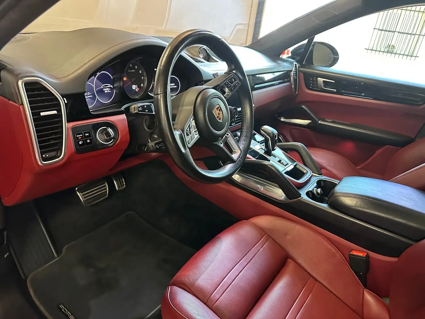 Interni in pelle rossa di una Porsche Cayenne puliti e trattati Interni in pelle rossa di una Porsche Cayenne puliti e trattati