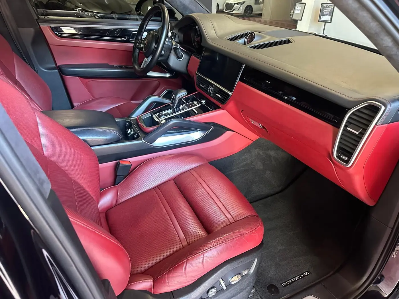 Plancia e sedile del passeggero di una Porsche Cayenne dopo il detailing Plancia e sedile del passeggero di una Porsche Cayenne dopo il detailing