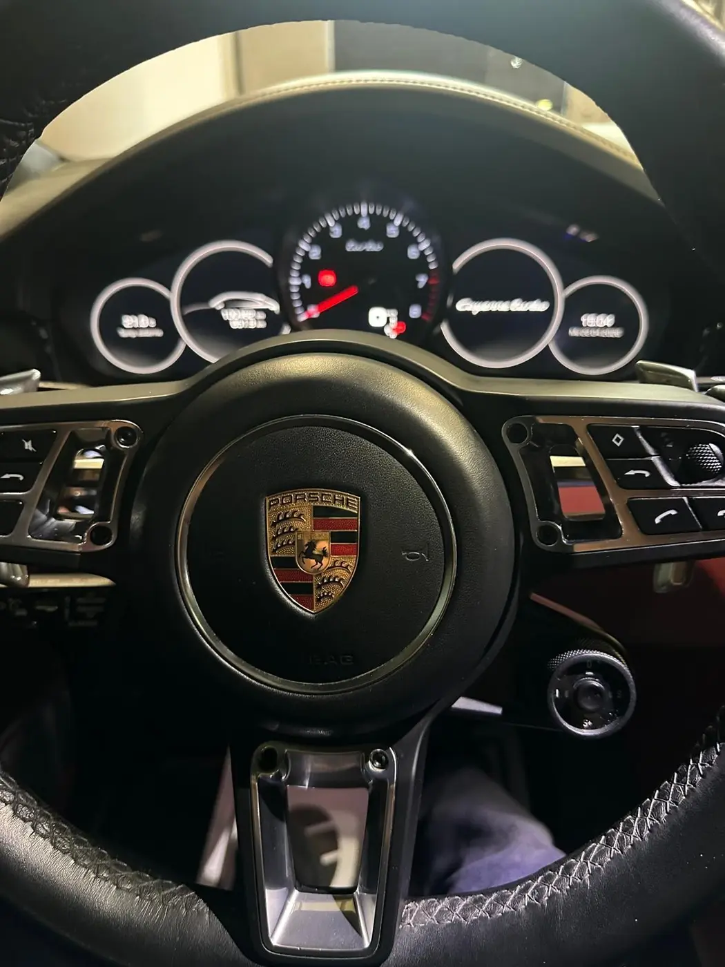 Volante e quadro strumenti di una Porsche dopo il detailing Volante e quadro strumenti di una Porsche dopo il detailing