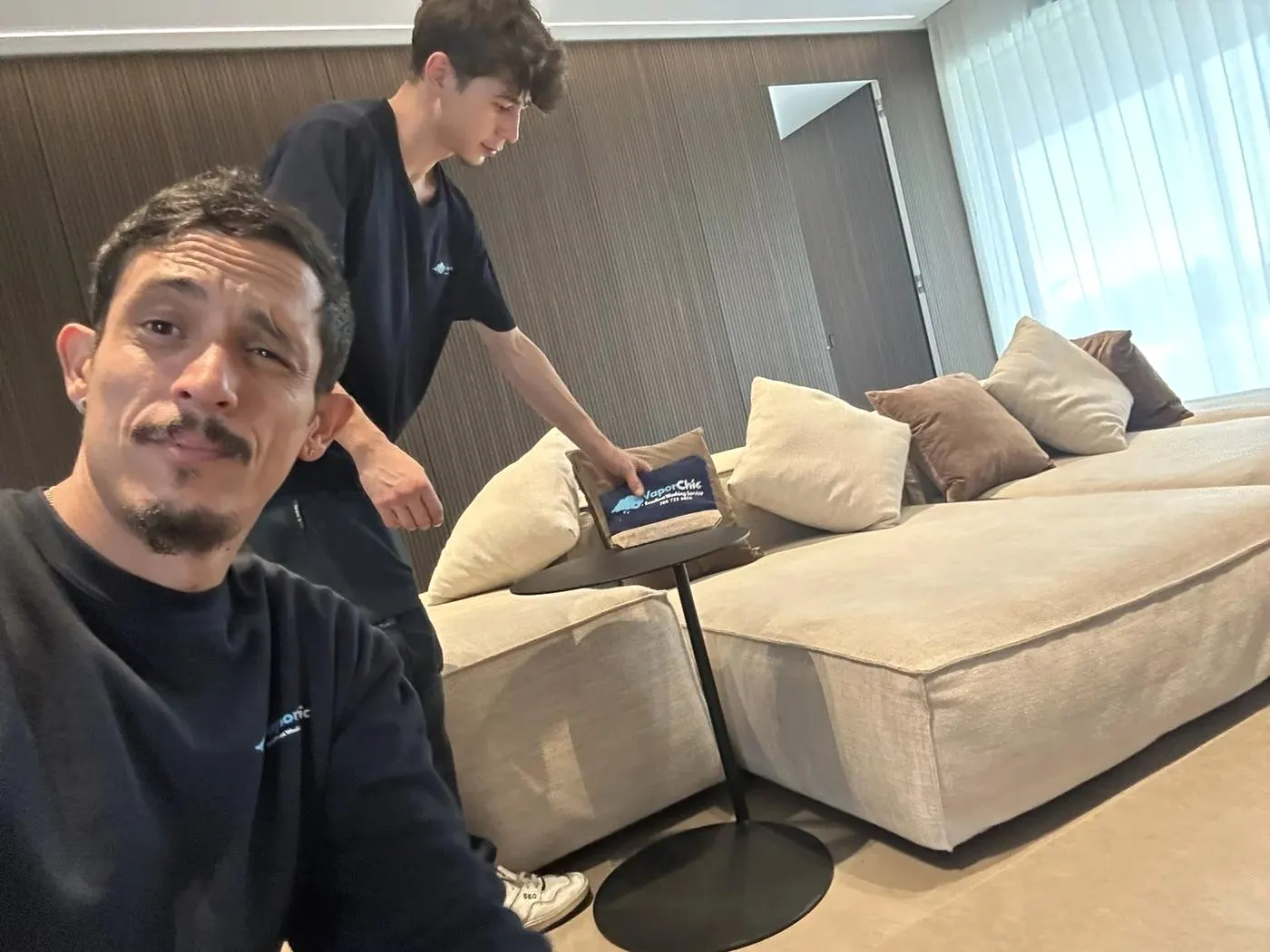 Fabrizio Presti e la squadra in divisa VaporChic durante l'igienizzazione di un divano a domicilio Fabrizio Presti e la squadra in divisa VaporChic durante l'igienizzazione di un divano a domicilio