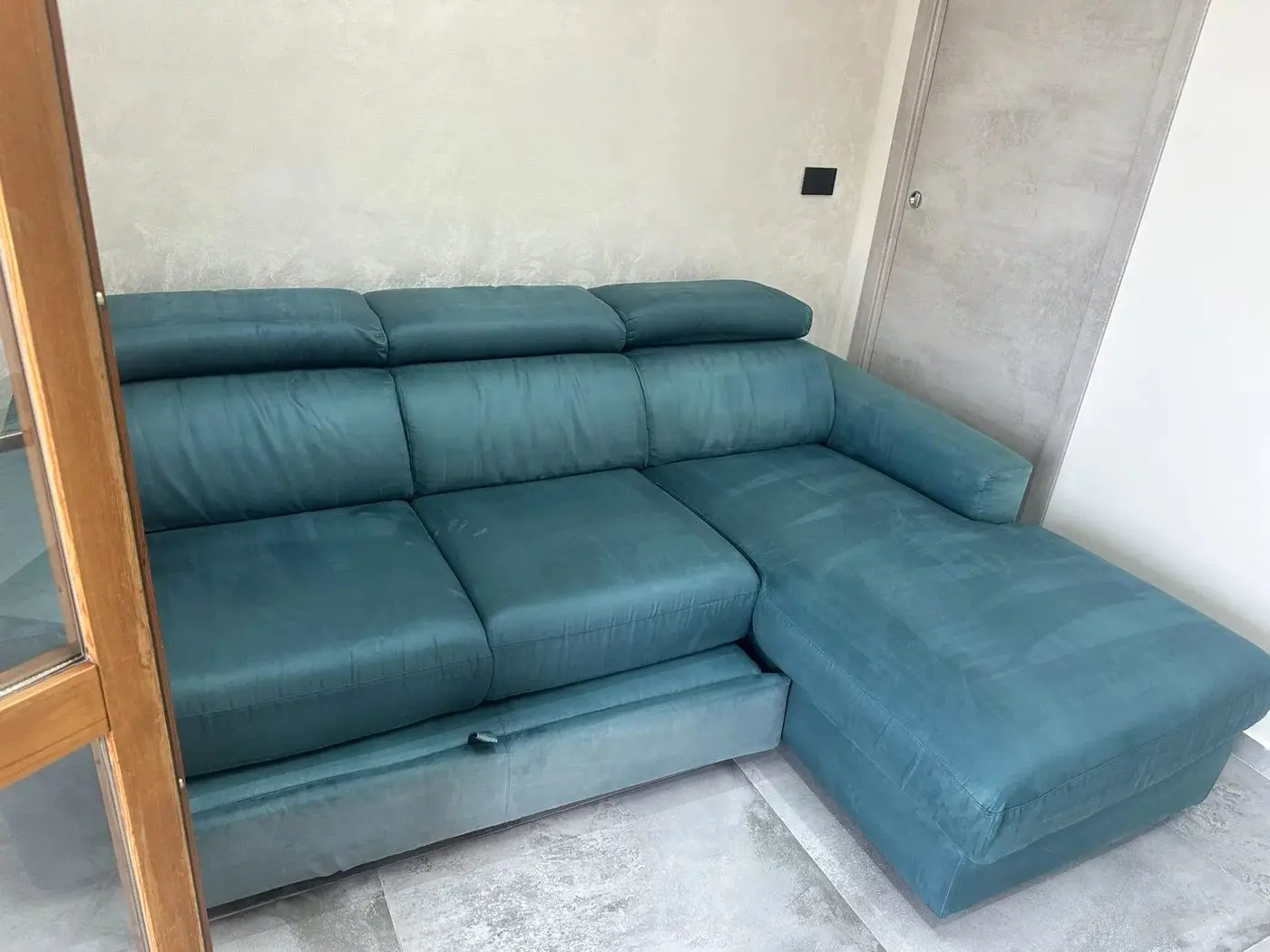 Divano angolare color ottanio dopo la sanificazione Divano angolare color ottanio dopo la sanificazione