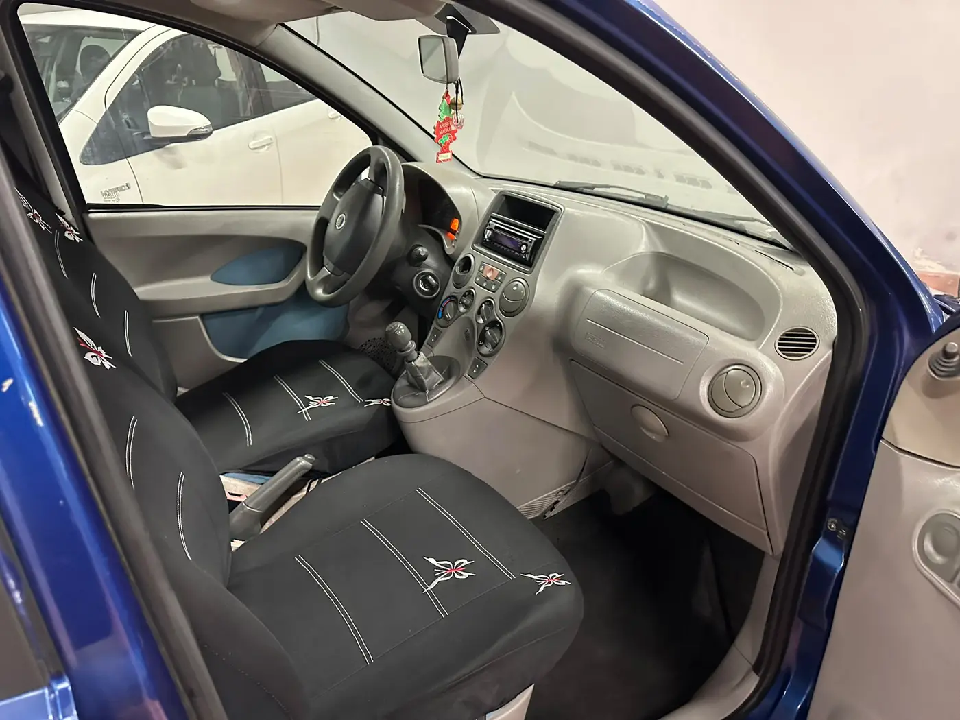 Interni di una City Car dopo la pulizia Interni di una City Car dopo la pulizia