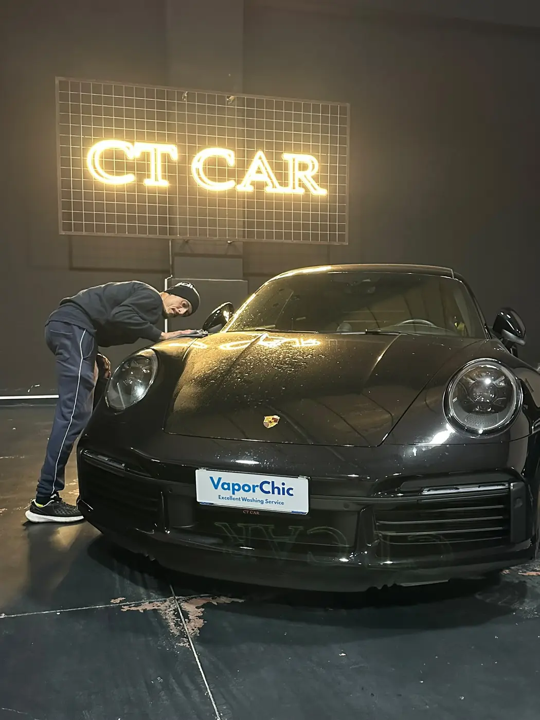 Cura e rifinitura manuale della carrozzeria di una Porsche Cura e rifinitura manuale della carrozzeria di una Porsche