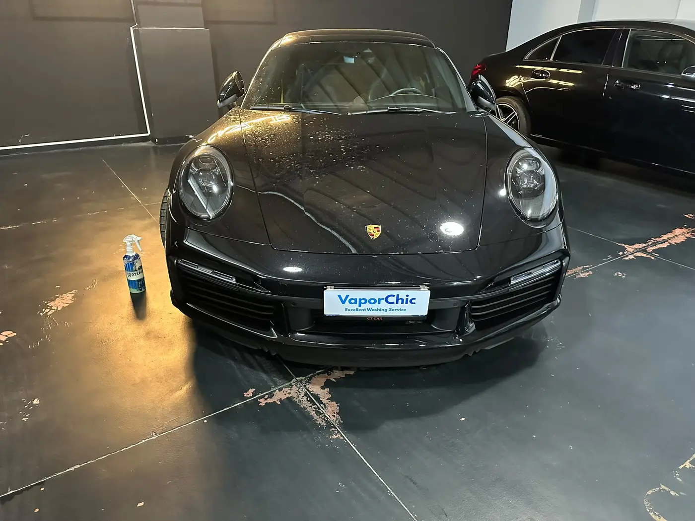 Carrozzeria nera lucida dopo il trattamento professionale VaporChic Carrozzeria nera lucida dopo il trattamento professionale VaporChic