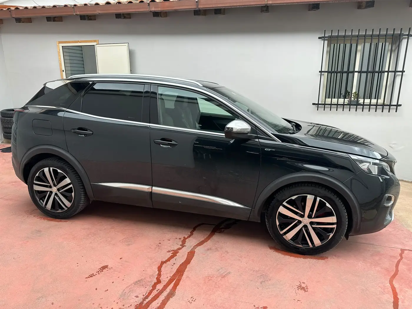 Fiancata di un SUV nero lucida dopo il lavaggio a domicilio EcoChic Fiancata di un SUV nero lucida dopo il lavaggio a domicilio EcoChic