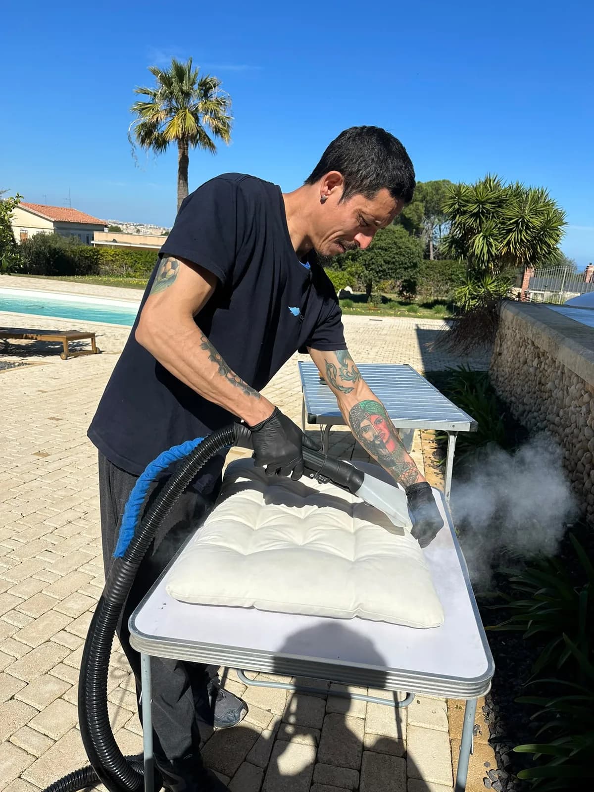 Sanificazione a vapore 180° di cuscini e divani da esterno a bordo piscina Sanificazione a vapore 180° di cuscini e divani da esterno a bordo piscina