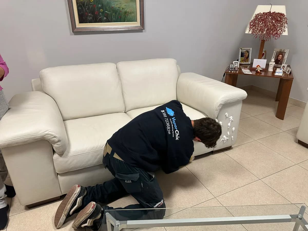 Trattamento e smacchiatura manuale di divano in pelle bianca a domicilio Trattamento e smacchiatura manuale di divano in pelle bianca a domicilio