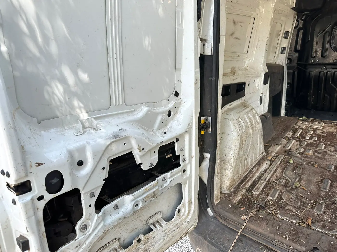 Pulizia e sanificazione a vapore del vano di carico di un furgone commerciale a Siracusa Pulizia e sanificazione a vapore del vano di carico di un furgone commerciale a Siracusa