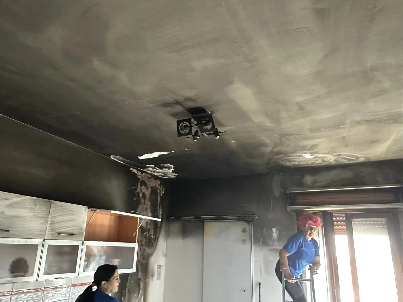 La squadra in divisa VaporChic durante il ripristino e la bonifica di un appartamento post incendio La squadra in divisa VaporChic durante il ripristino e la bonifica di un appartamento post incendio