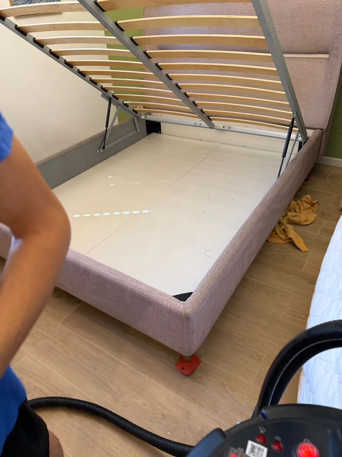 Sanificazione a vapore della rete e del vano contenitore del letto Sanificazione a vapore della rete e del vano contenitore del letto