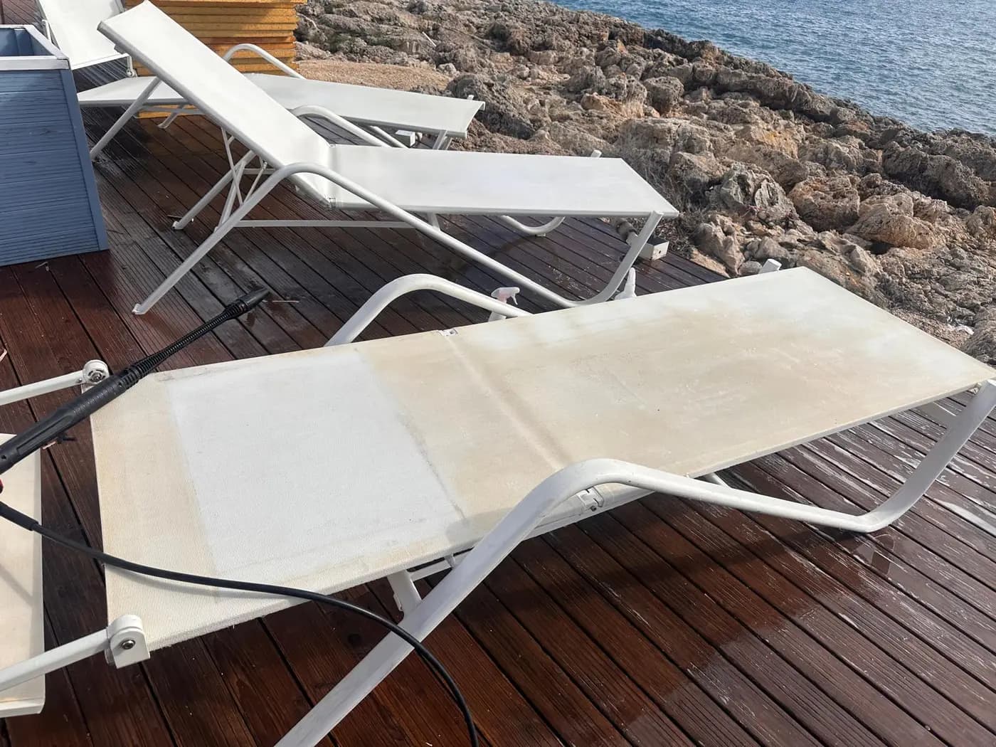 Lettino in tela di un lido a Siracusa a metà lavaggio: la parte lavata a vapore è bianca, il resto ancora ingiallito Lettino in tela di un lido a Siracusa a metà lavaggio: la parte lavata a vapore è bianca, il resto ancora ingiallito