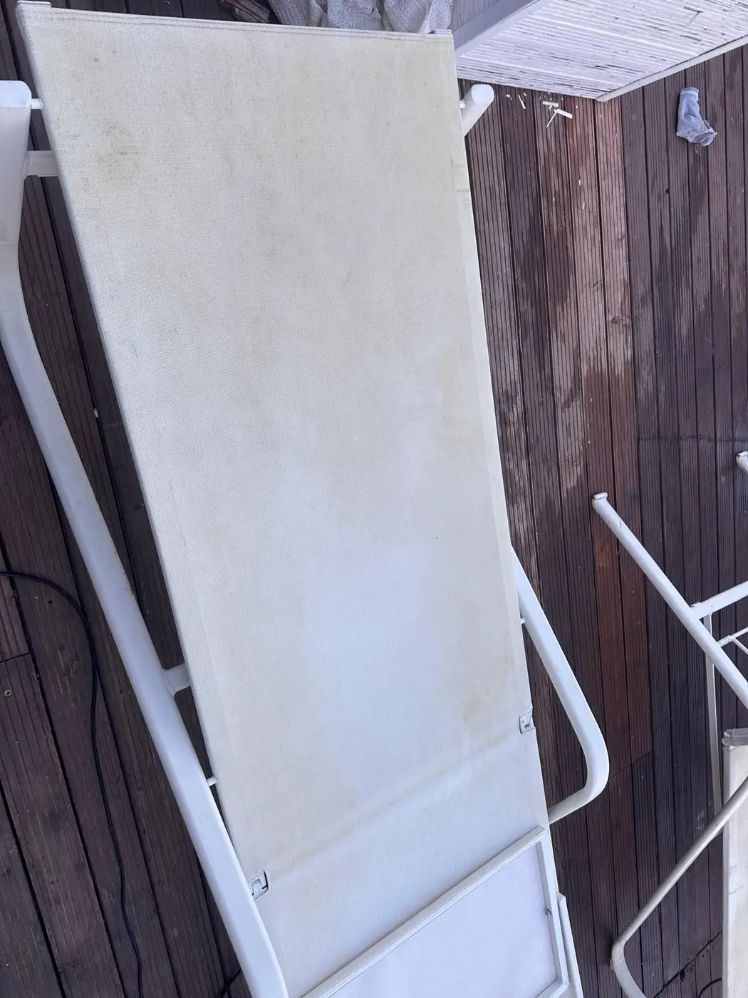 Schienale di un lettino segnato da sudore e salsedine Schienale di un lettino segnato da sudore e salsedine