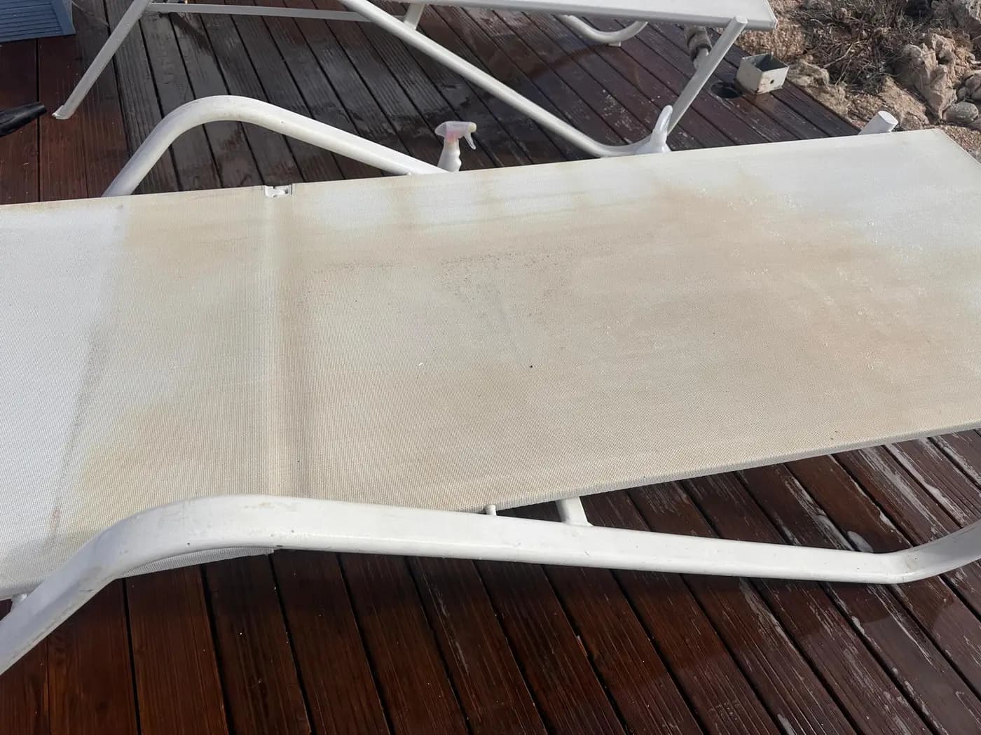 Tela di un lettino ingiallita da salsedine e creme solari Tela di un lettino ingiallita da salsedine e creme solari
