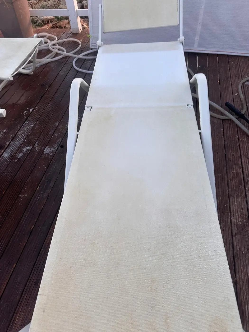 Macchie e aloni sulla tela di un lettino da spiaggia Macchie e aloni sulla tela di un lettino da spiaggia
