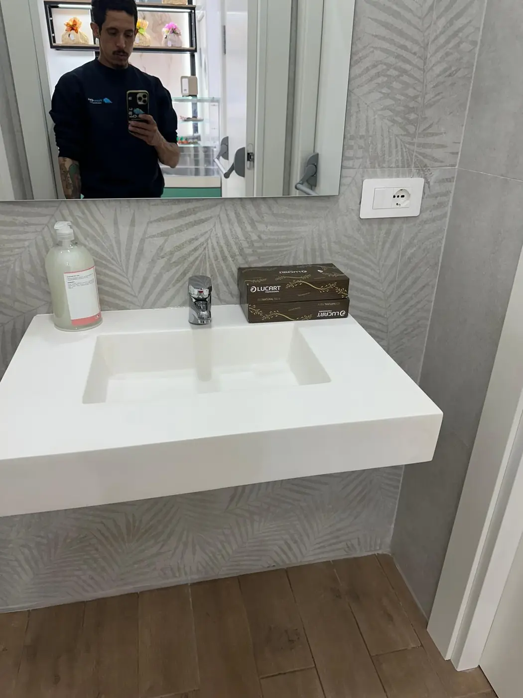 Antibagno e lavabo di un locale commerciale puliti Antibagno e lavabo di un locale commerciale puliti