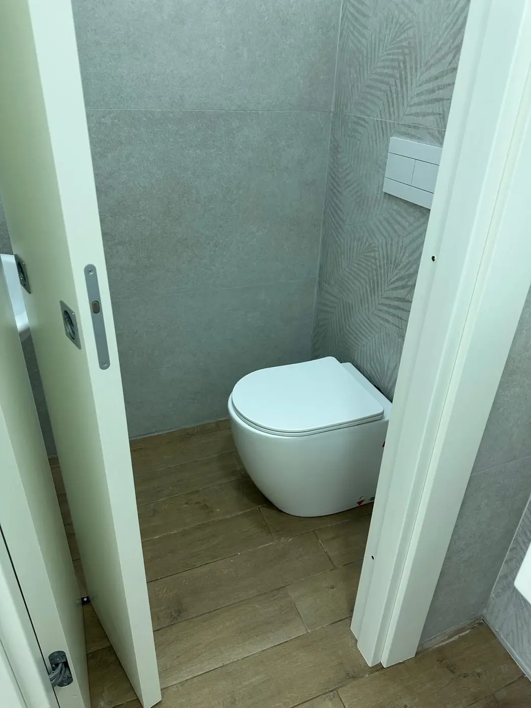 Bagno di un locale commerciale dopo la pulizia Bagno di un locale commerciale dopo la pulizia