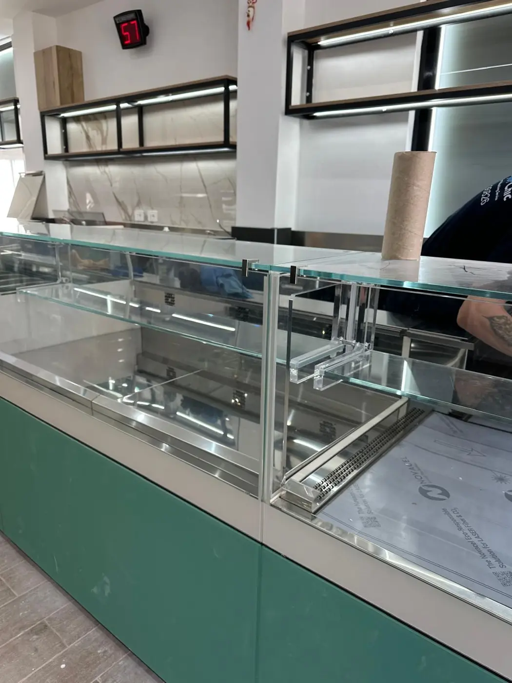 Vetri e acciaio del banco di un locale puliti Vetri e acciaio del banco di un locale puliti