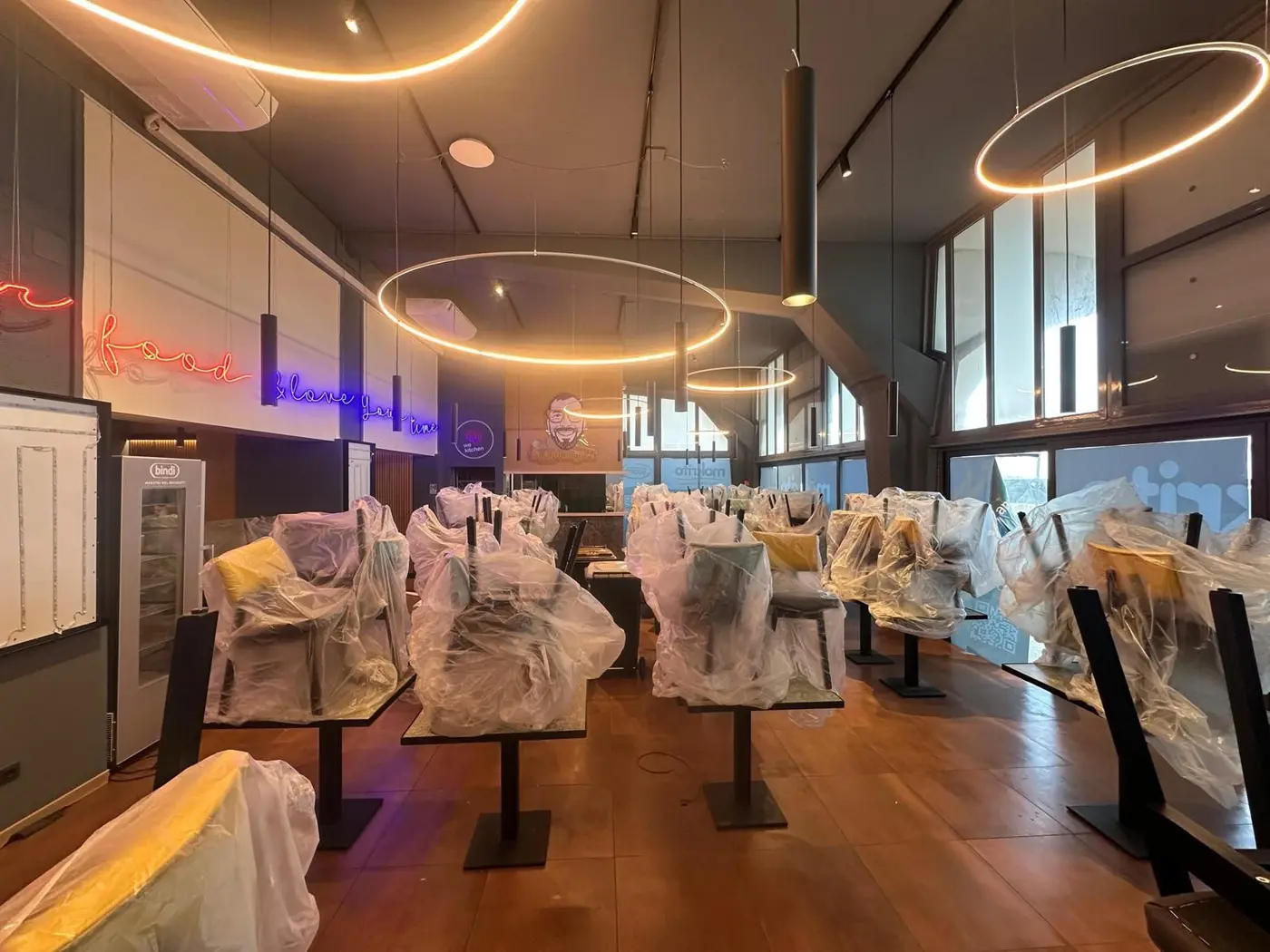 Sala di un ristorante con gli arredi protetti durante la pulizia Sala di un ristorante con gli arredi protetti durante la pulizia