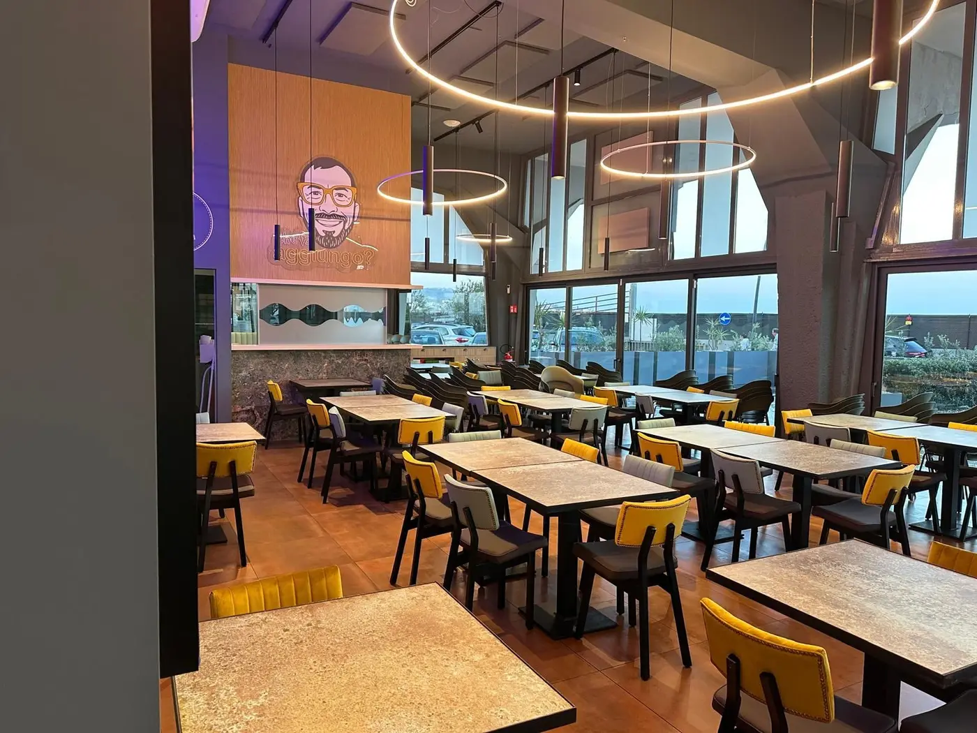 Sala di un ristorante pulita e pronta per l'apertura Sala di un ristorante pulita e pronta per l'apertura