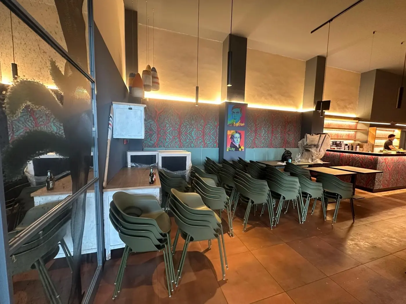 Sala e sedie di un ristorante pulite Sala e sedie di un ristorante pulite