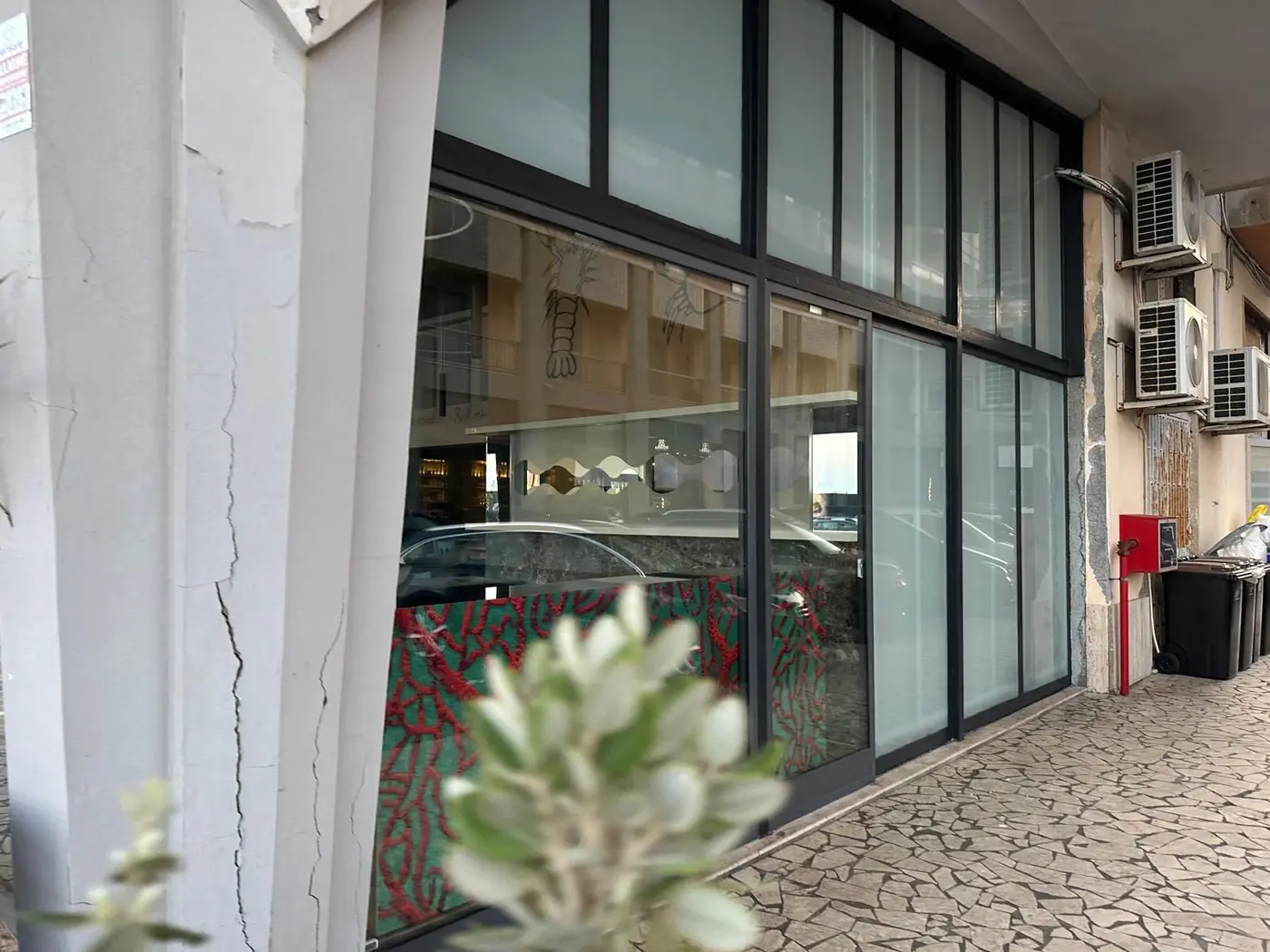 Vetrine esterne di un ristorante dopo la pulizia Vetrine esterne di un ristorante dopo la pulizia