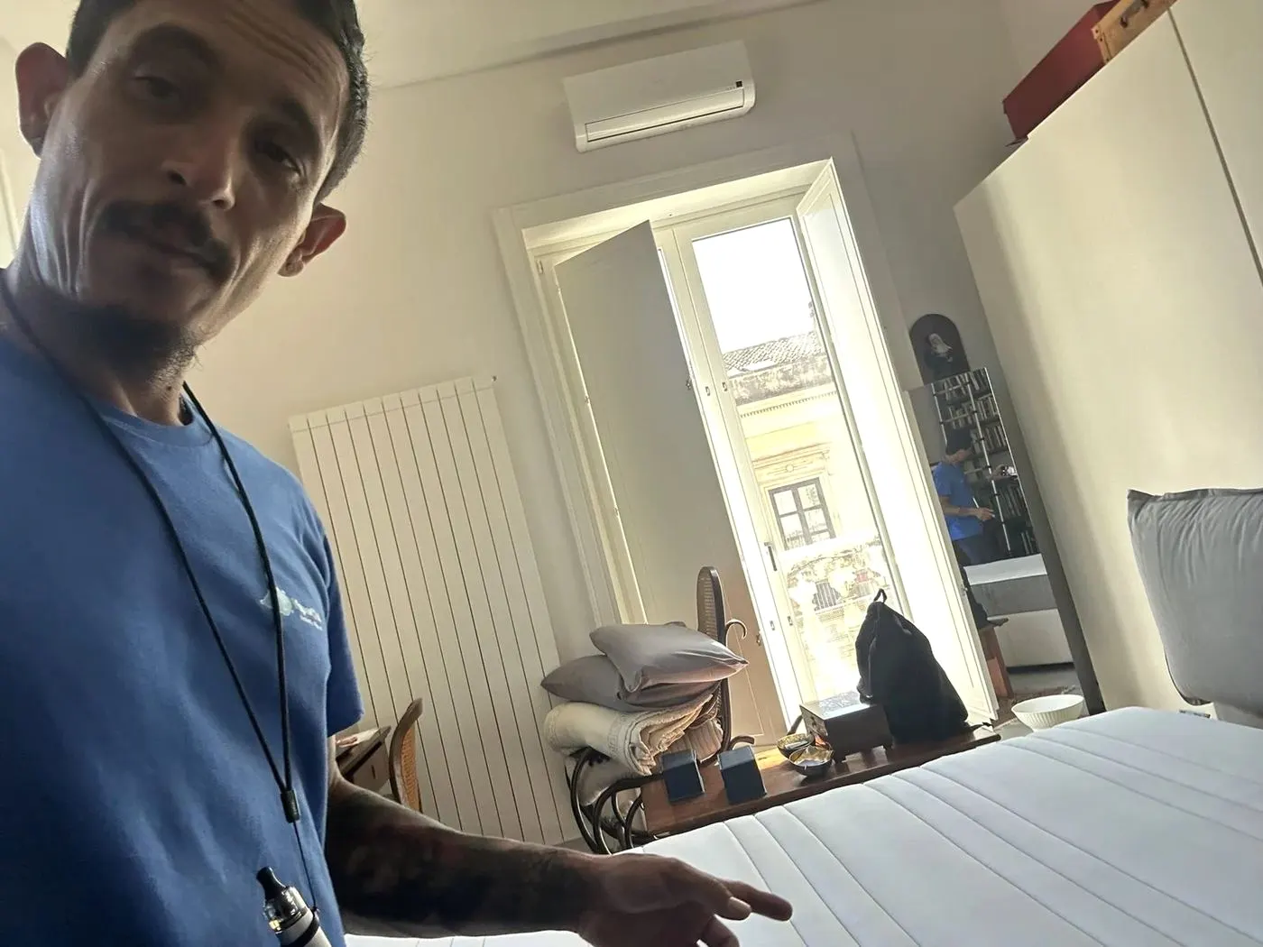 Fabrizio Presti in divisa VaporChic durante il lavaggio e l'igienizzazione a vapore di un materasso Fabrizio Presti in divisa VaporChic durante il lavaggio e l'igienizzazione a vapore di un materasso