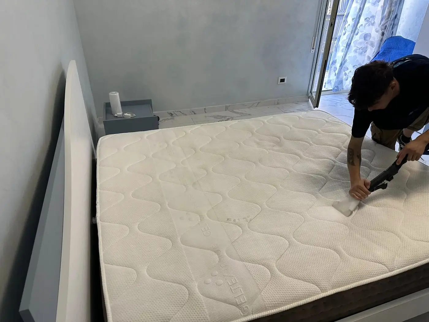 Igienizzazione profonda a vapore 180° di un materasso matrimoniale Igienizzazione profonda a vapore 180° di un materasso matrimoniale