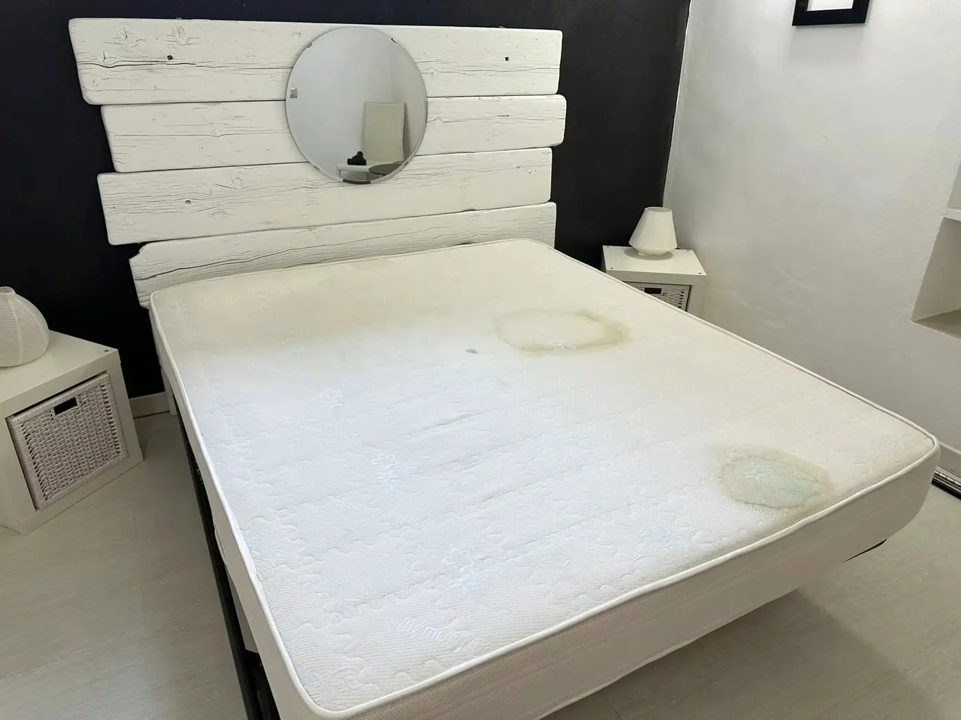 Materasso con aloni prima del lavaggio Materasso con aloni prima del lavaggio