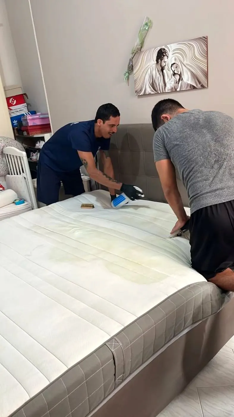 Fabrizio Presti e la squadra in divisa VaporChic durante la pulizia e igienizzazione di un materasso matrimoniale a domicilio Fabrizio Presti e la squadra in divisa VaporChic durante la pulizia e igienizzazione di un materasso matrimoniale a domicilio