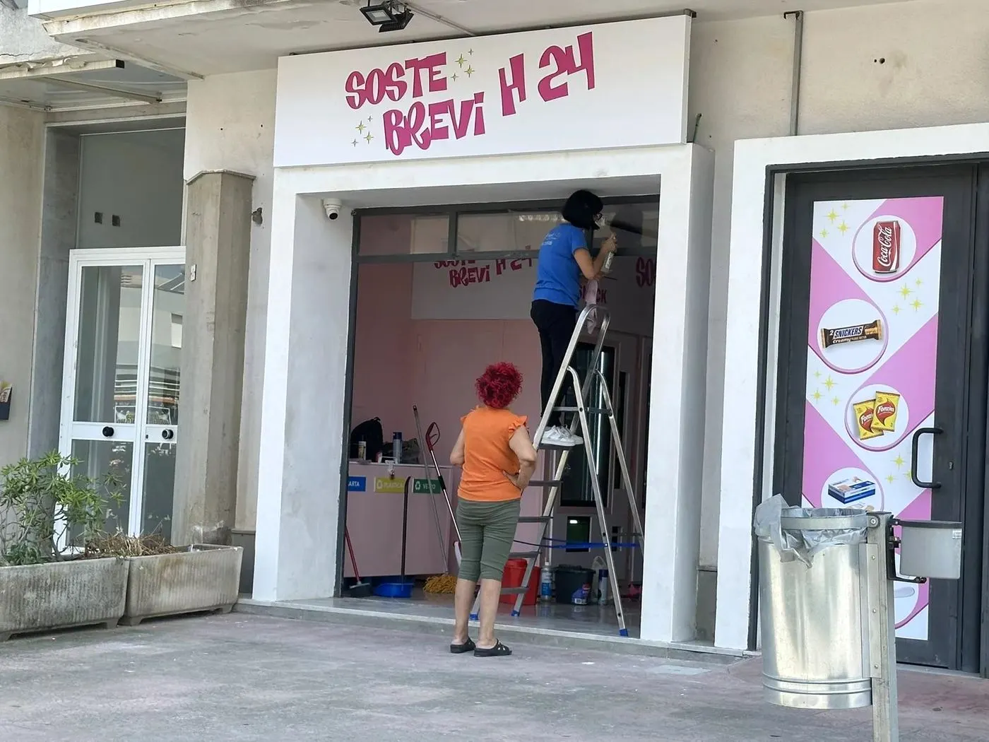 Pulizia professionale di vetrate e ingressi con attrezzatura specifica Pulizia professionale di vetrate e ingressi con attrezzatura specifica