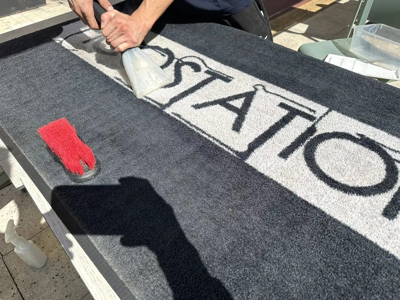 Pulizia professionale di tappeti e zerbini Pulizia professionale di tappeti e zerbini