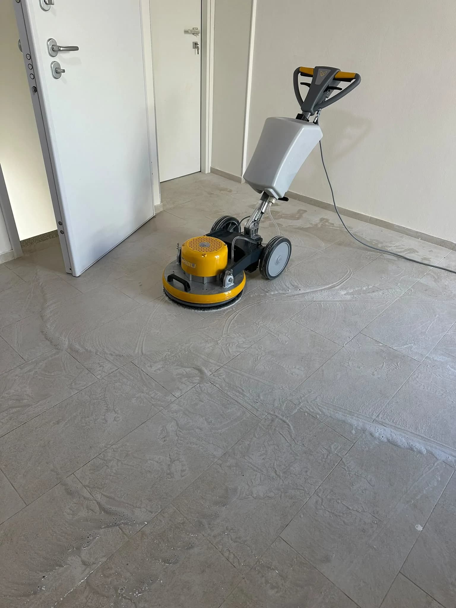 Lavaggio professionale dei pavimenti di uno stabile Lavaggio professionale dei pavimenti di uno stabile